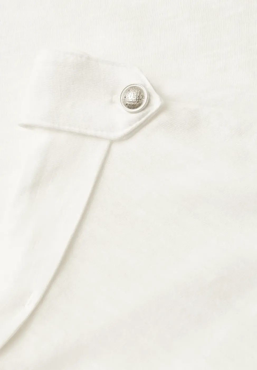 T-Shirt mit Split Neck und Knopfdetails