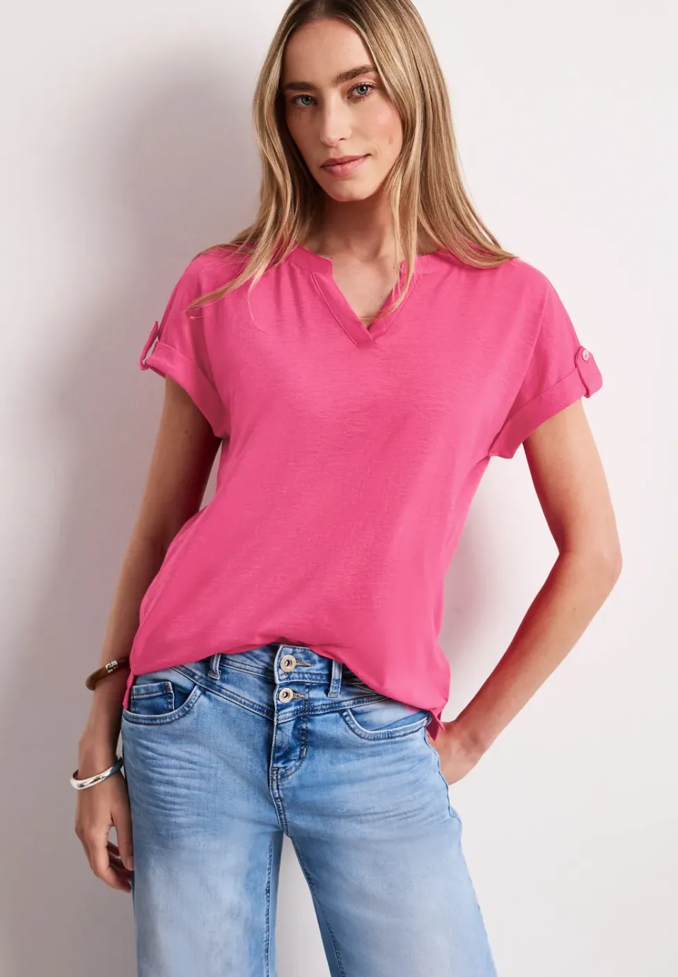 T-Shirt mit Split Neck und Knopfdetails