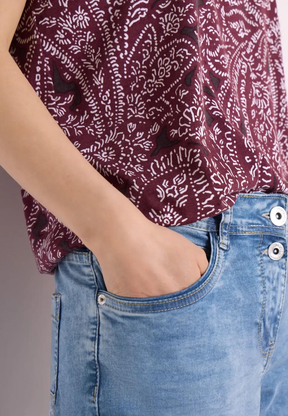 T-Shirt mit Split Neck und Paisleymuster