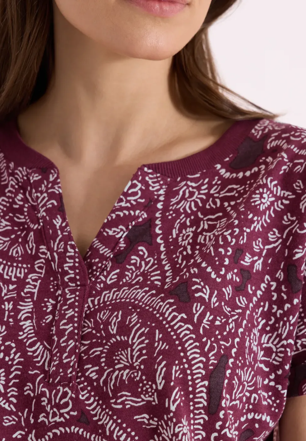 T-Shirt mit Split Neck und Paisleymuster