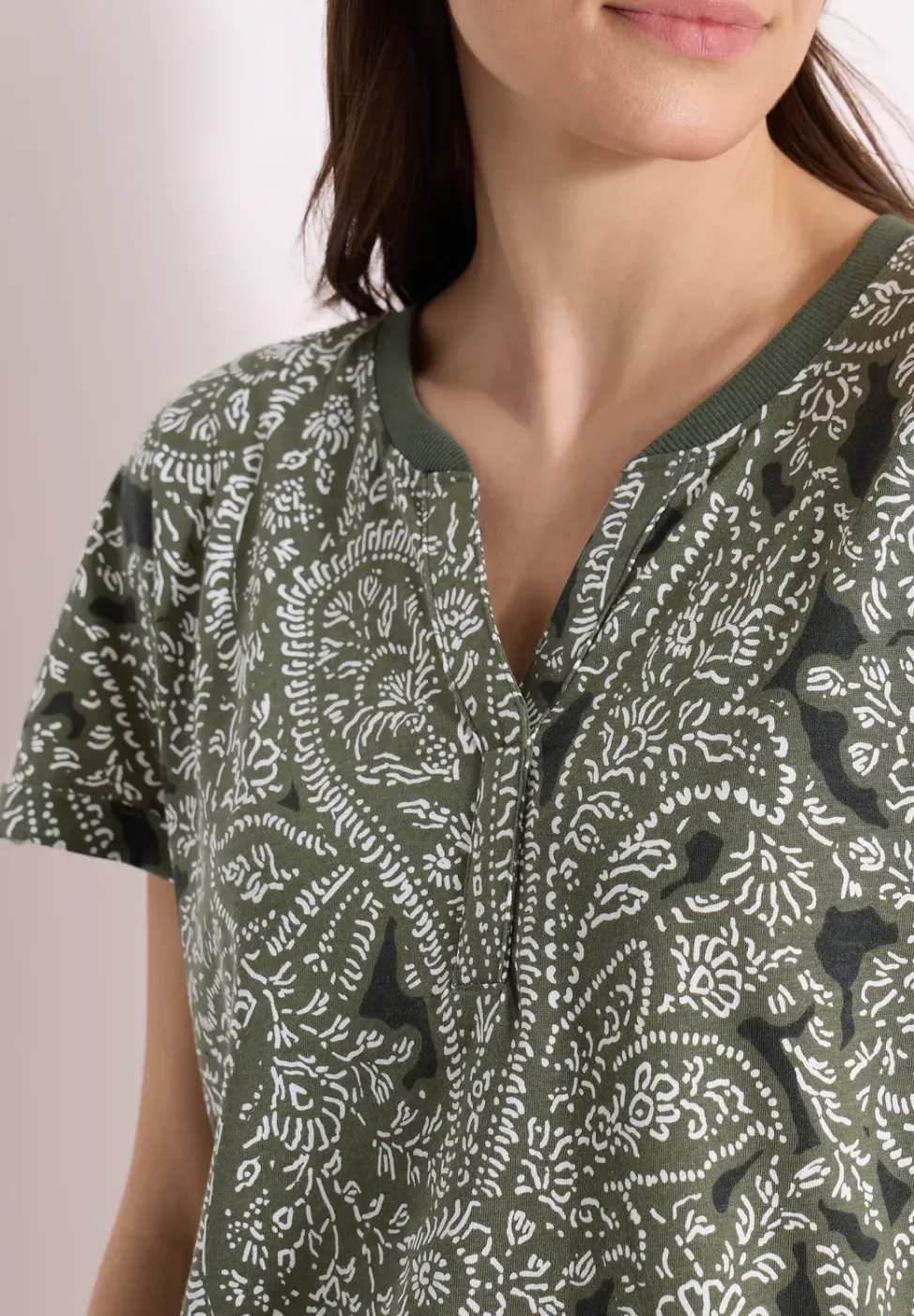 T-Shirt mit Split Neck und Paisleymuster