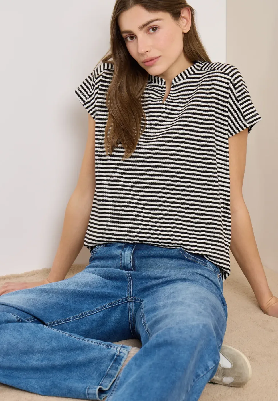 T-Shirt mit Split Neck und Struktur