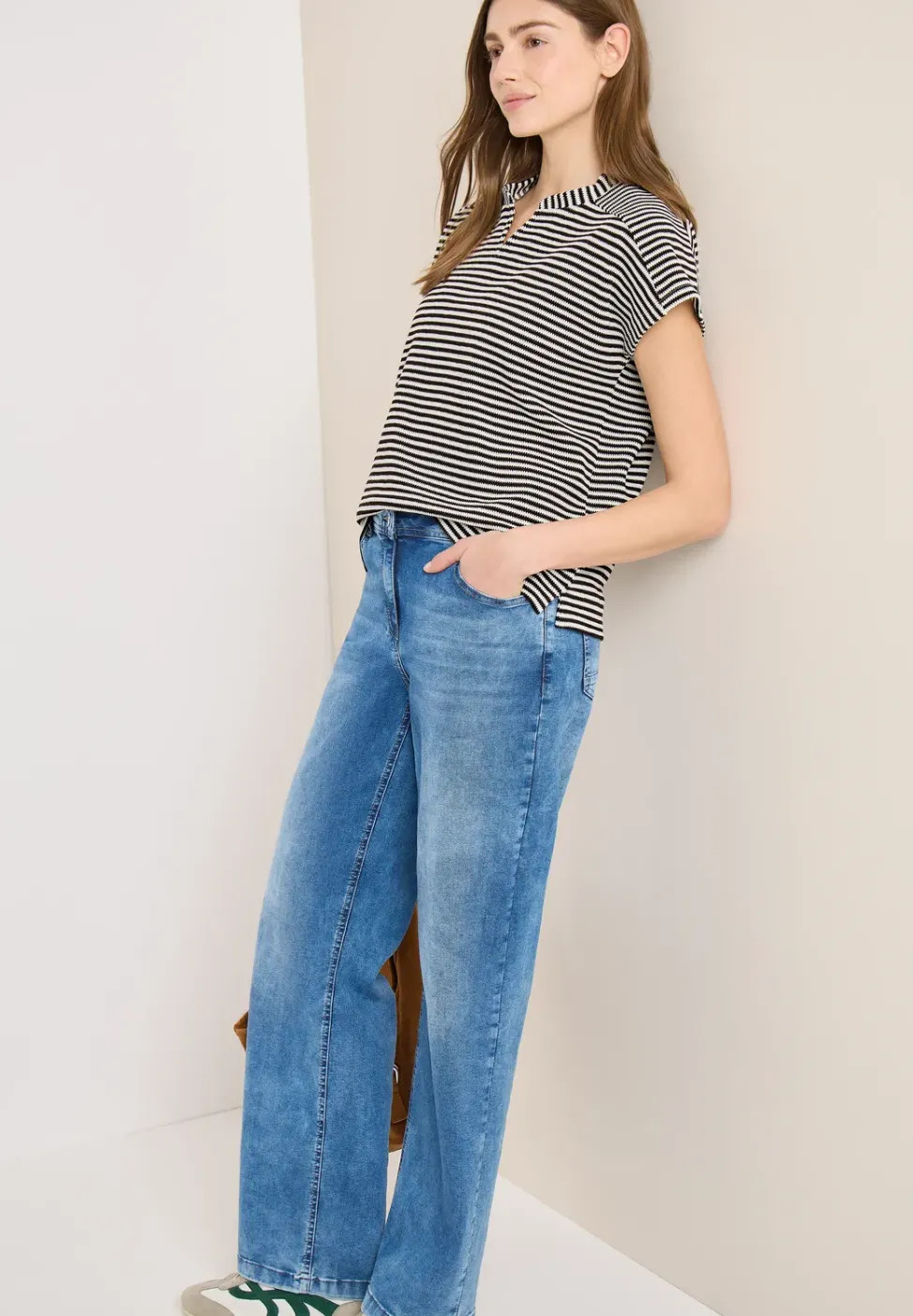 T-Shirt mit Split Neck und Struktur