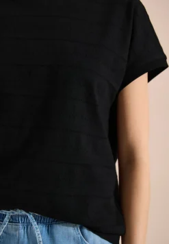 T-Shirt mit U-Boot-Ausschnitt und Struktur