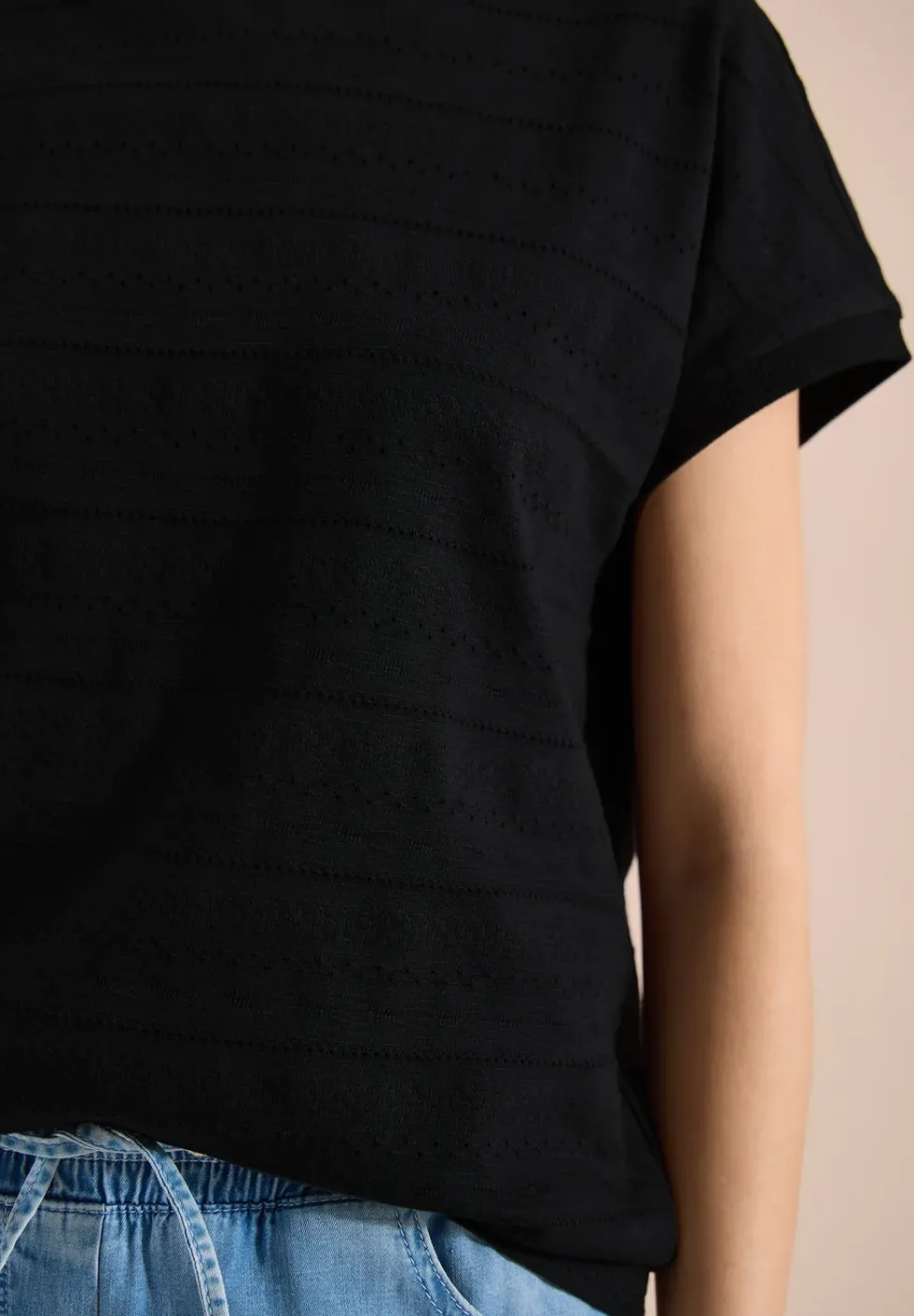 T-Shirt mit U-Boot-Ausschnitt und Struktur