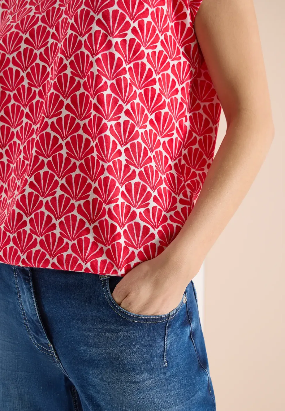 T-Shirt mit V-Neck und Muschelprint
