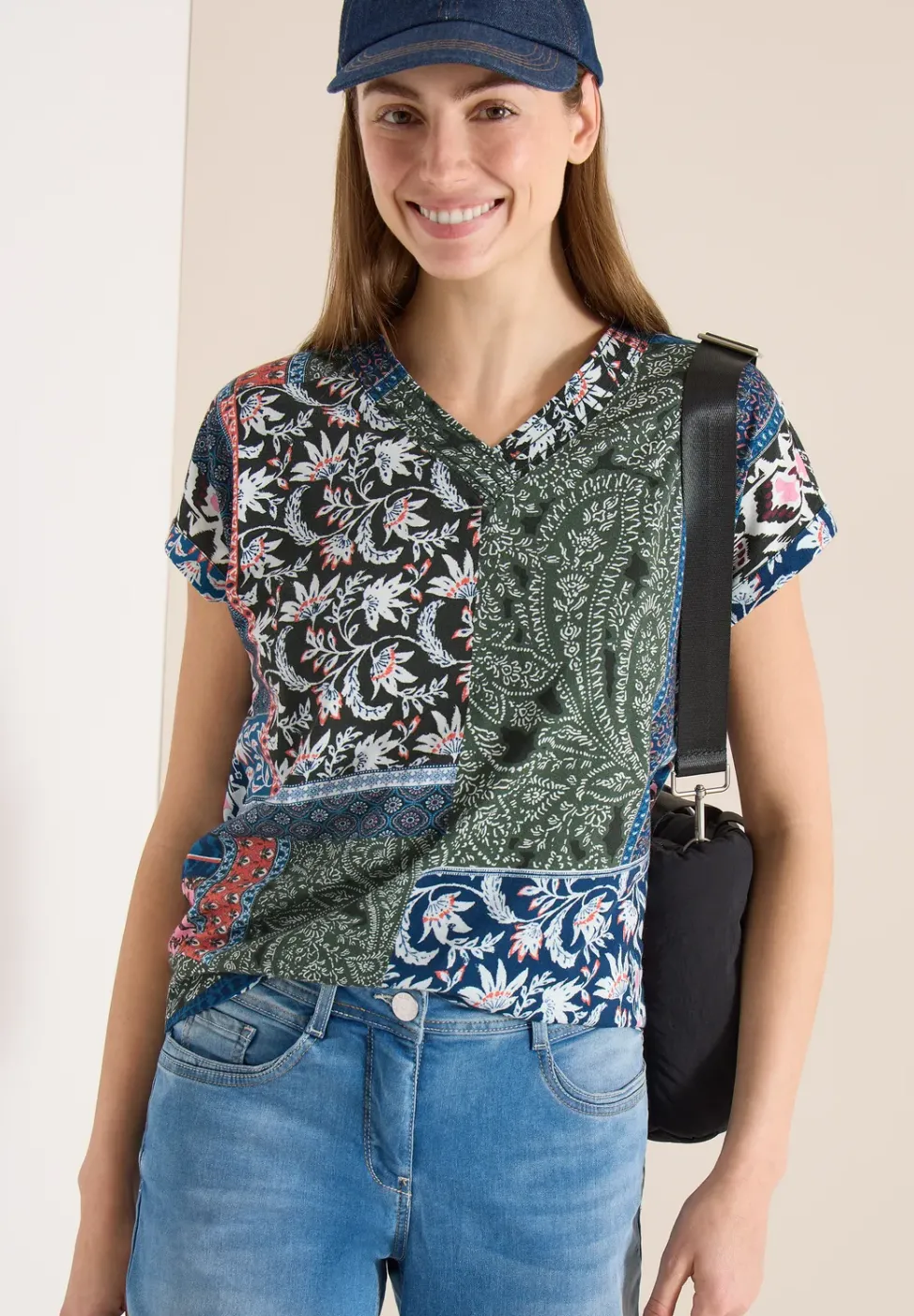 T-Shirt mit V-Neck und Patchwork-Print
