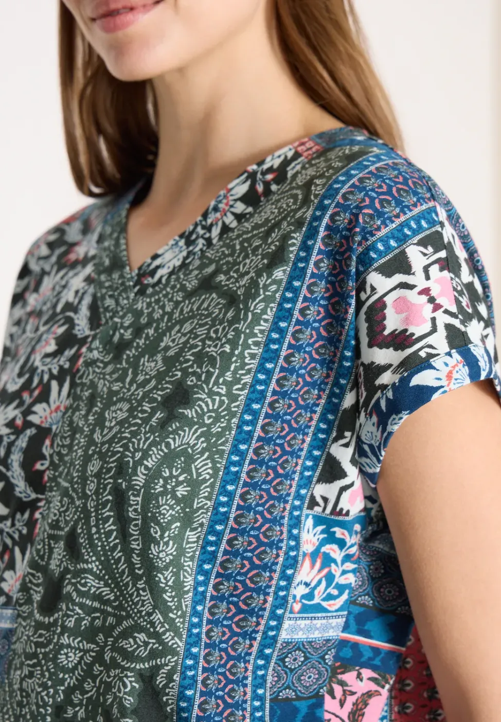 T-Shirt mit V-Neck und Patchwork-Print