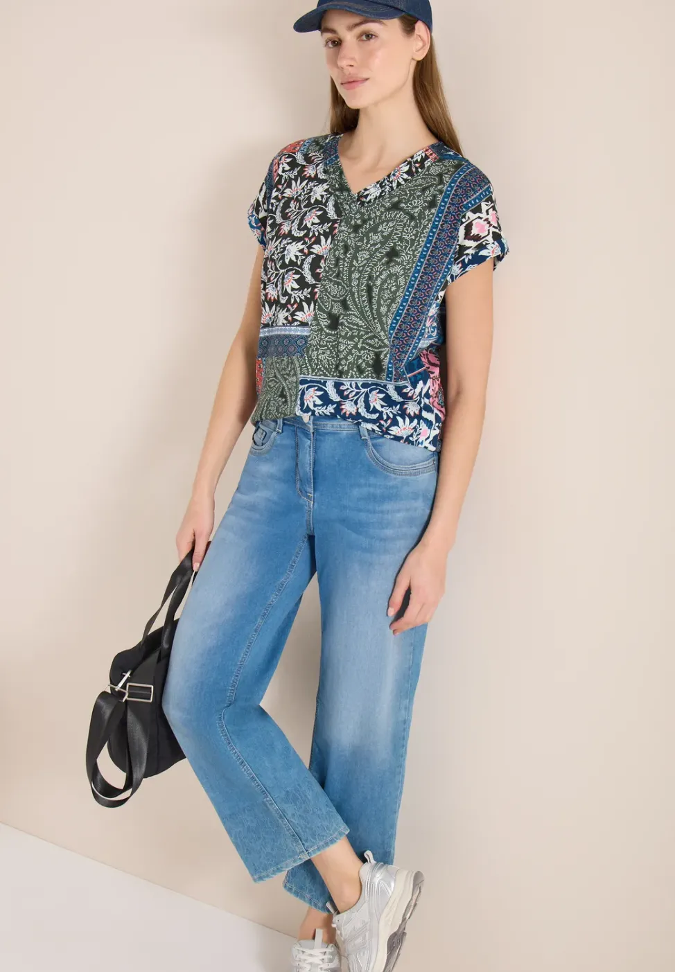 T-Shirt mit V-Neck und Patchwork-Print