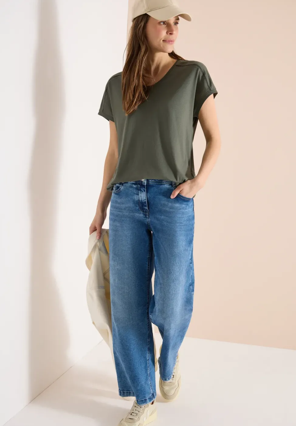 T-Shirt mit V-Neck und Spitzendetail