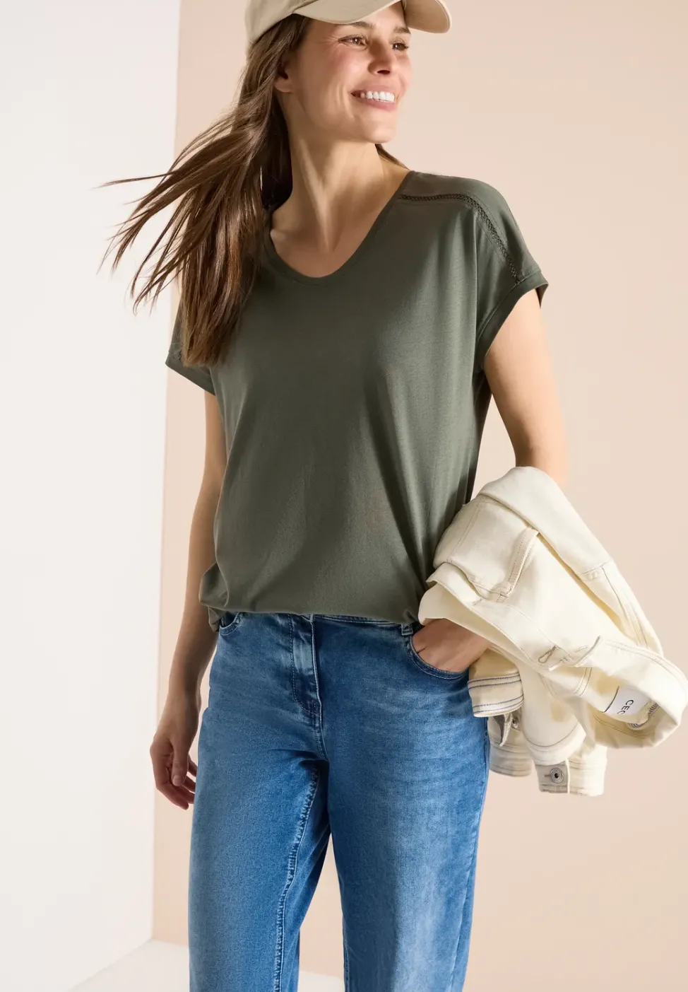 T-Shirt mit V-Neck und Spitzendetail
