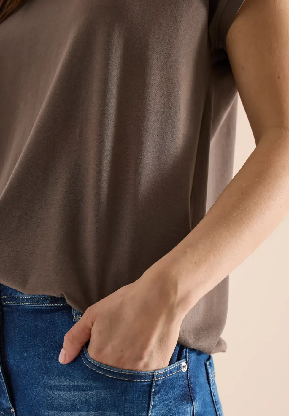 T-Shirt mit V-Neck und Spitzendetail