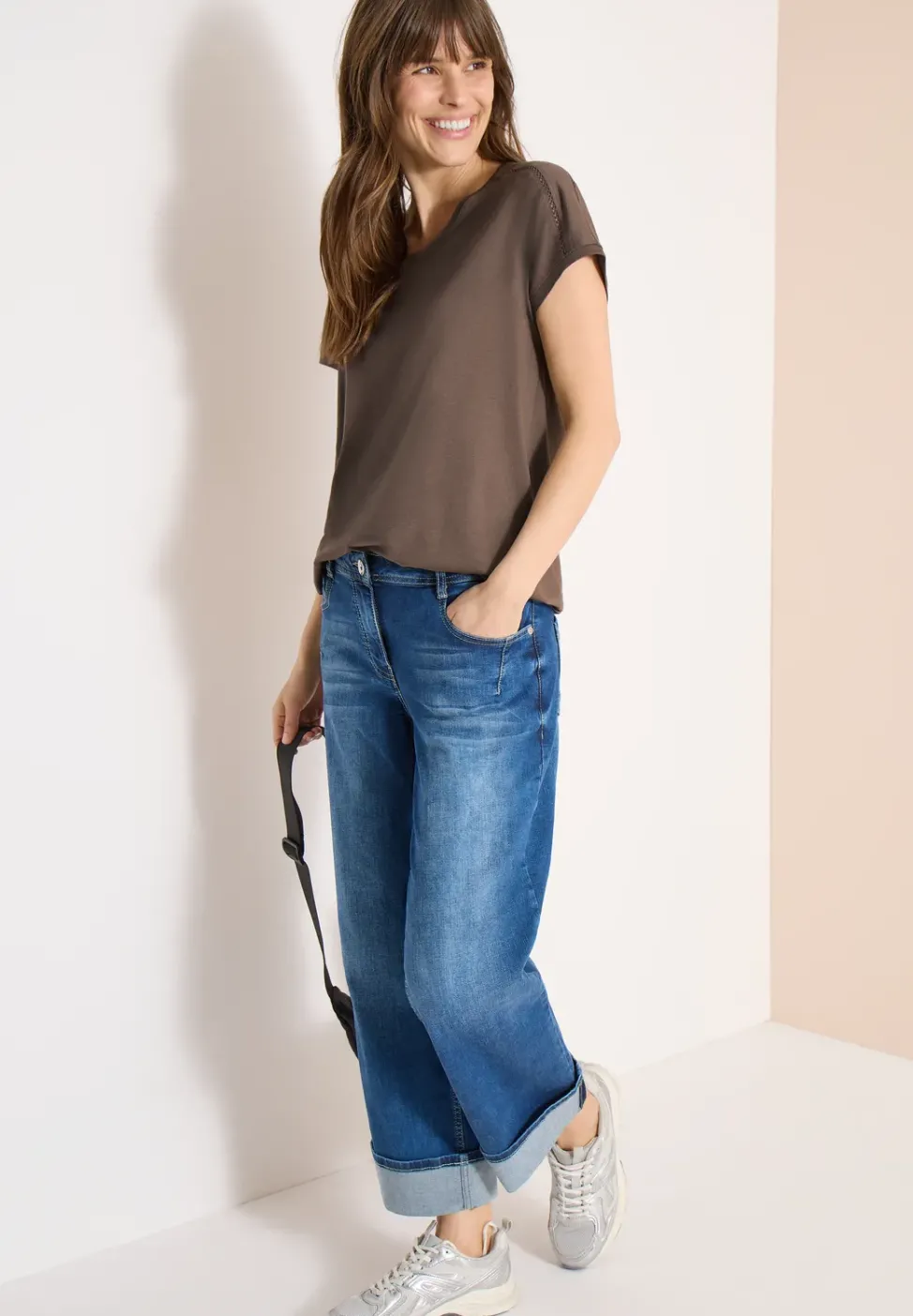 T-Shirt mit V-Neck und Spitzendetail