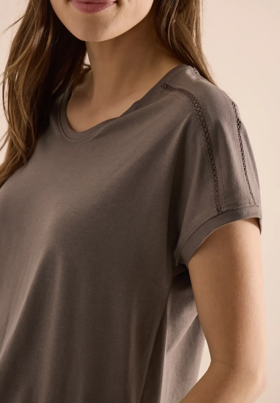 T-Shirt mit V-Neck und Spitzendetail