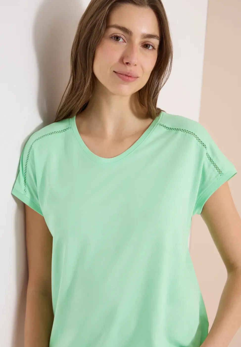 T-Shirt mit V-Neck und Spitzendetail