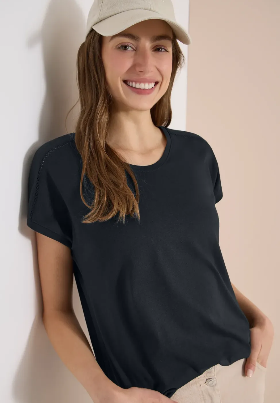 T-Shirt mit V-Neck und Spitzendetail