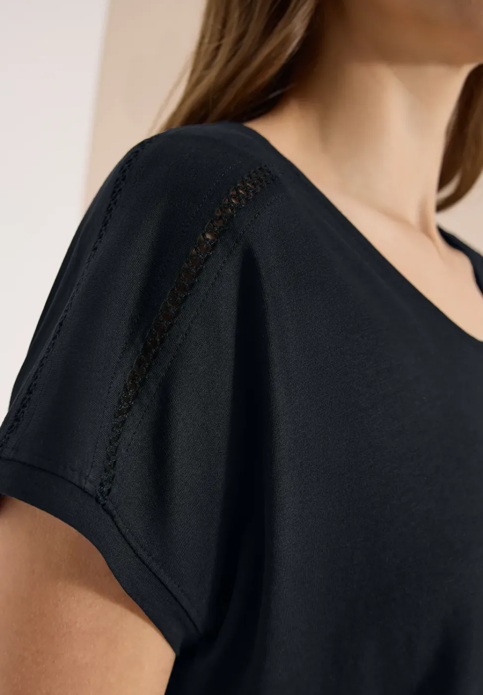 T-Shirt mit V-Neck und Spitzendetail