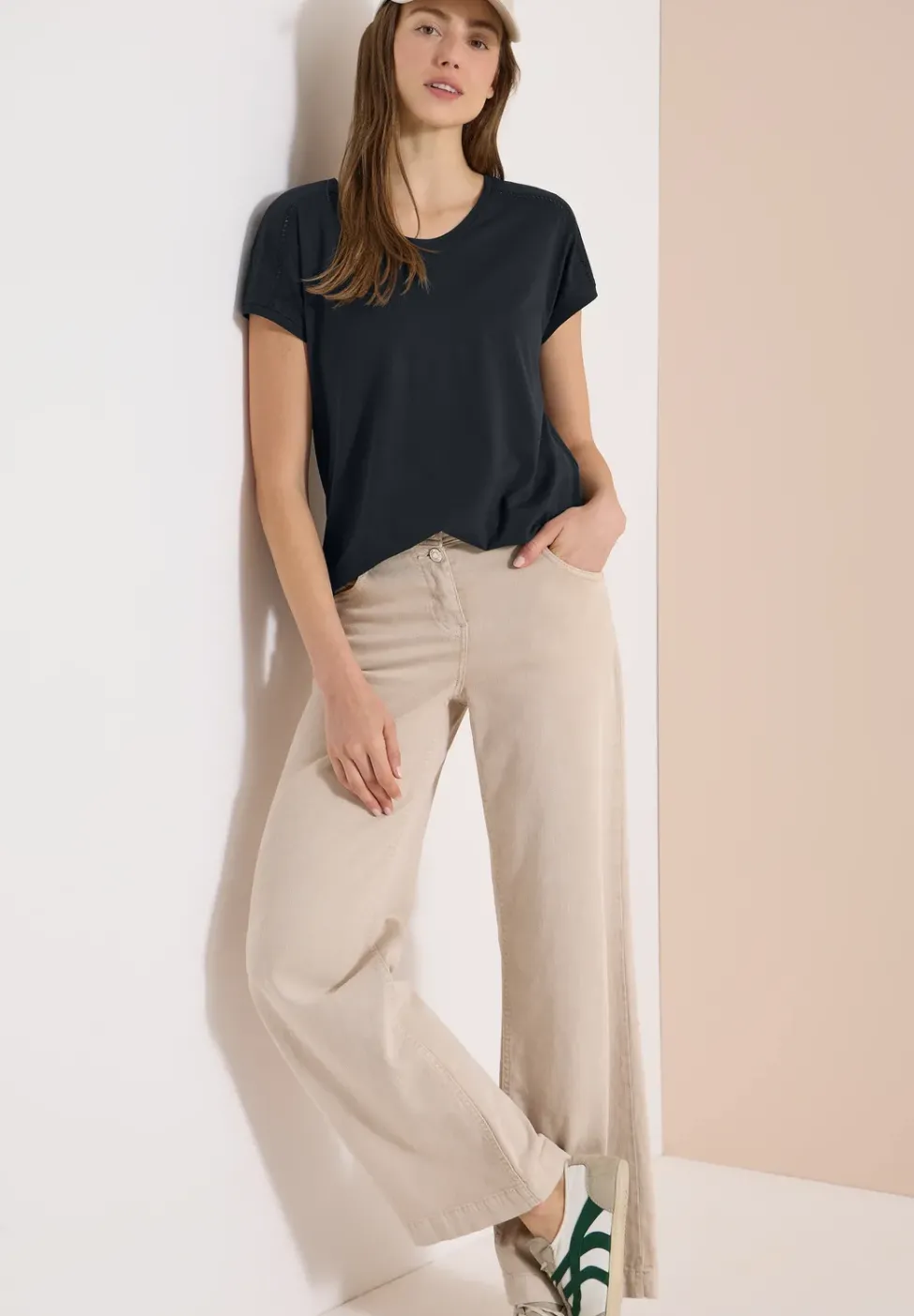 T-Shirt mit V-Neck und Spitzendetail