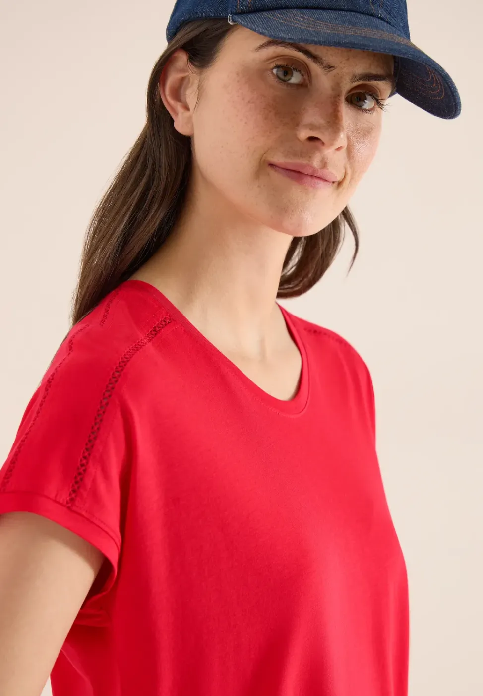 T-Shirt mit V-Neck und Spitzendetail