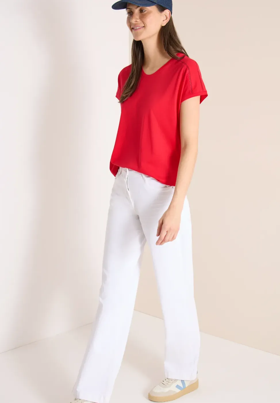 T-Shirt mit V-Neck und Spitzendetail