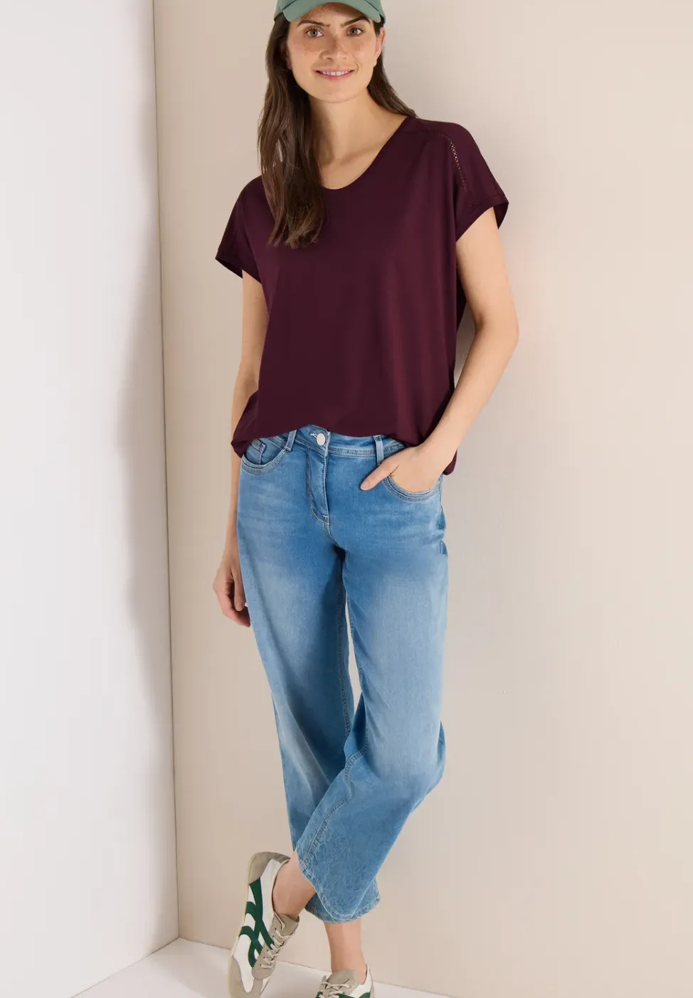 T-Shirt mit V-Neck und Spitzendetail