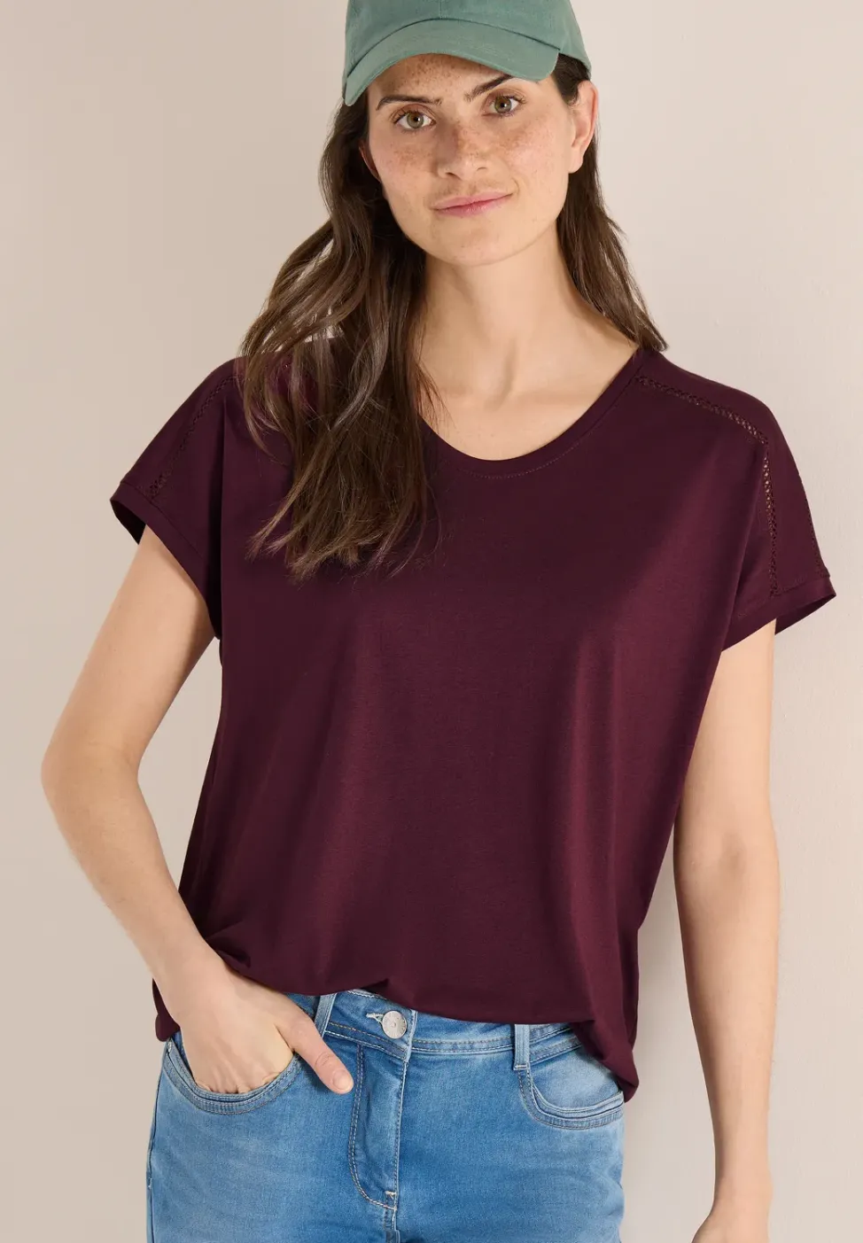 T-Shirt mit V-Neck und Spitzendetail