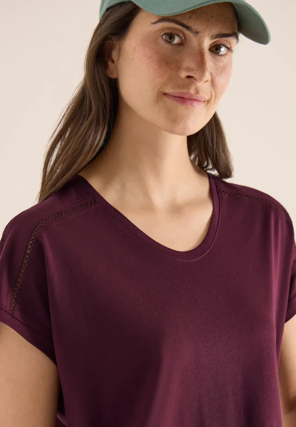 T-Shirt mit V-Neck und Spitzendetail