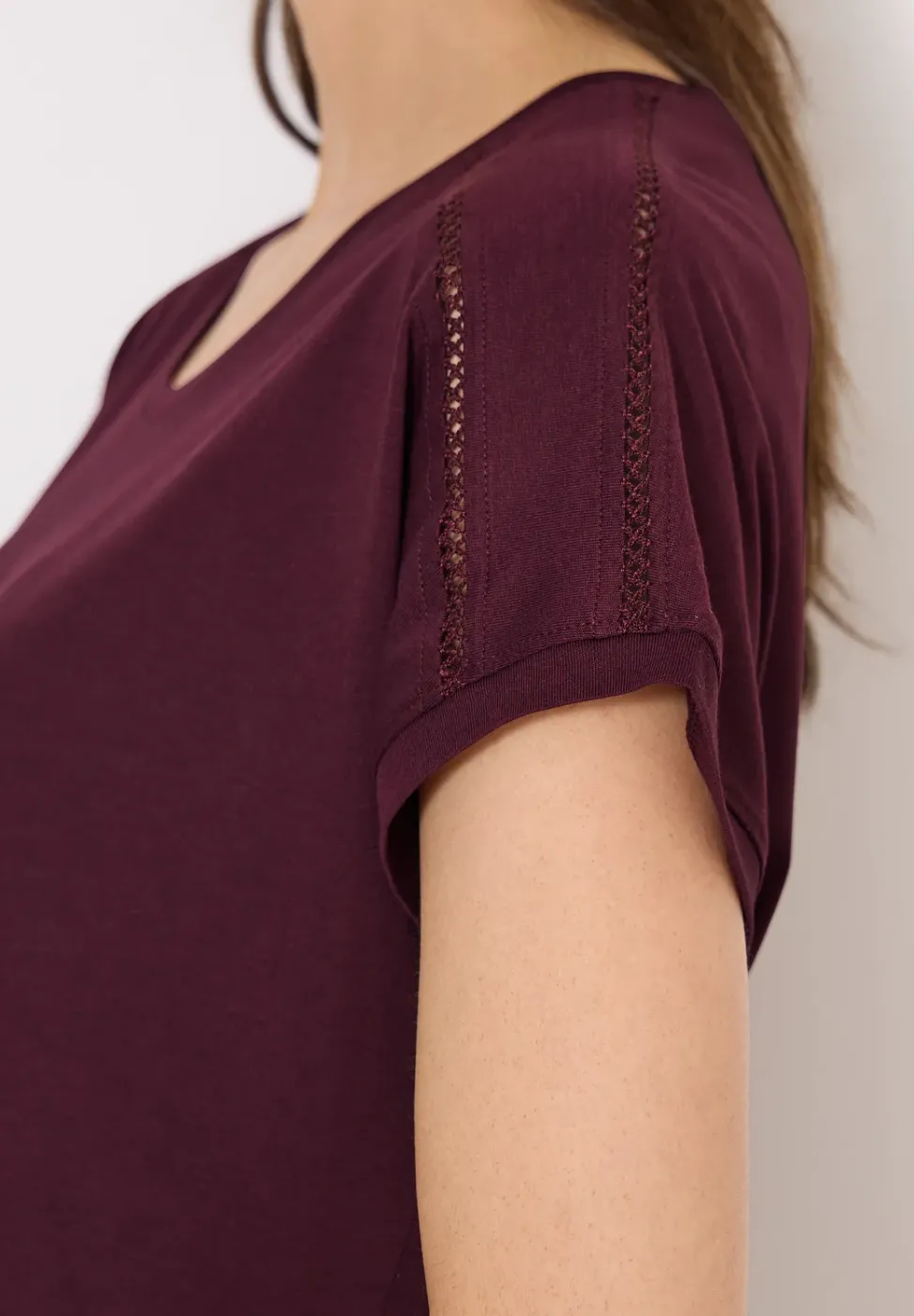 T-Shirt mit V-Neck und Spitzendetail