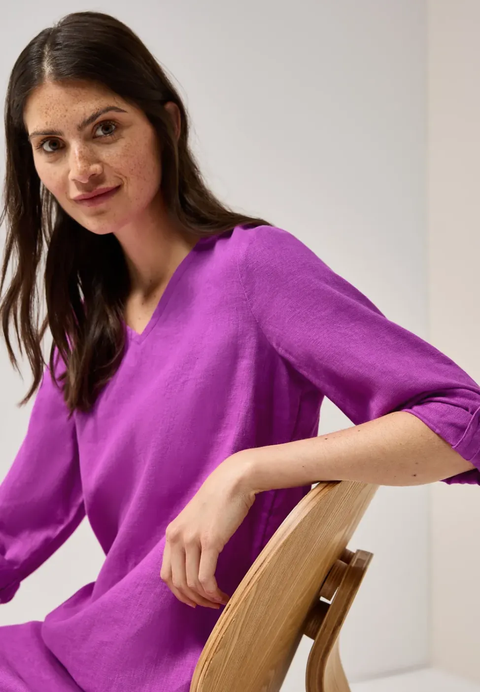 V-Neck Leinenkleid