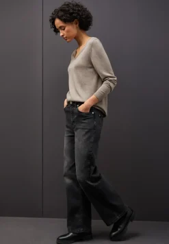 V-Neck Pullover
