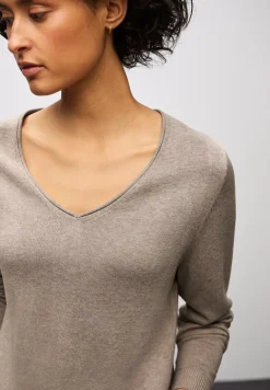 V-Neck Pullover