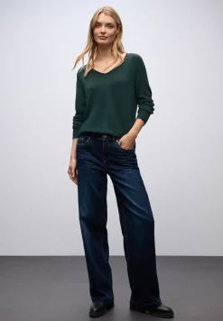 V-Neck Pullover