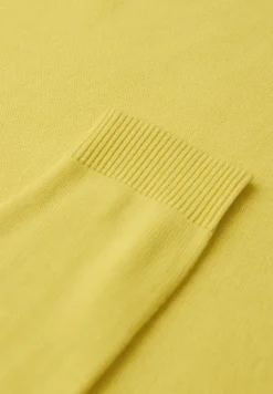 V-Neck Pullover