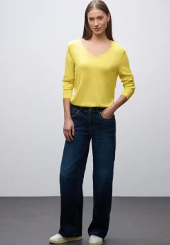 V-Neck Pullover