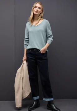 V-Neck Pullover