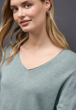 V-Neck Pullover