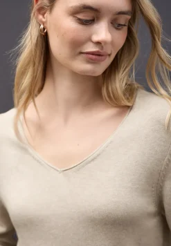 V-Neck Pullover
