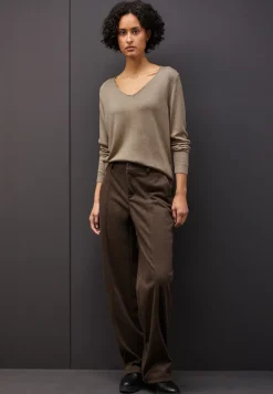 V-Neck Pullover