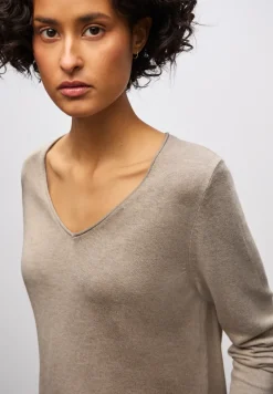 V-Neck Pullover