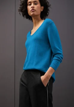 V-Neck Pullover