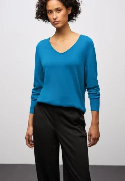 V-Neck Pullover