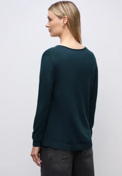 V-Neck Pullover