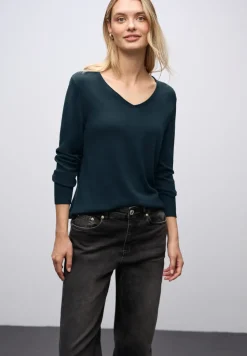 V-Neck Pullover