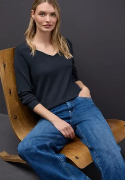 V-Neck Pullover