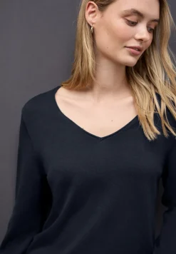 V-Neck Pullover
