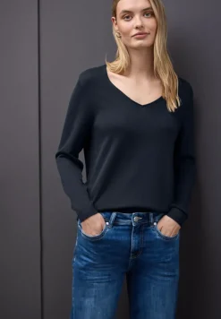 V-Neck Pullover