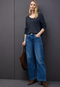 V-Neck Pullover