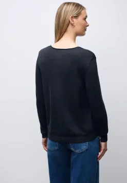V-Neck Pullover