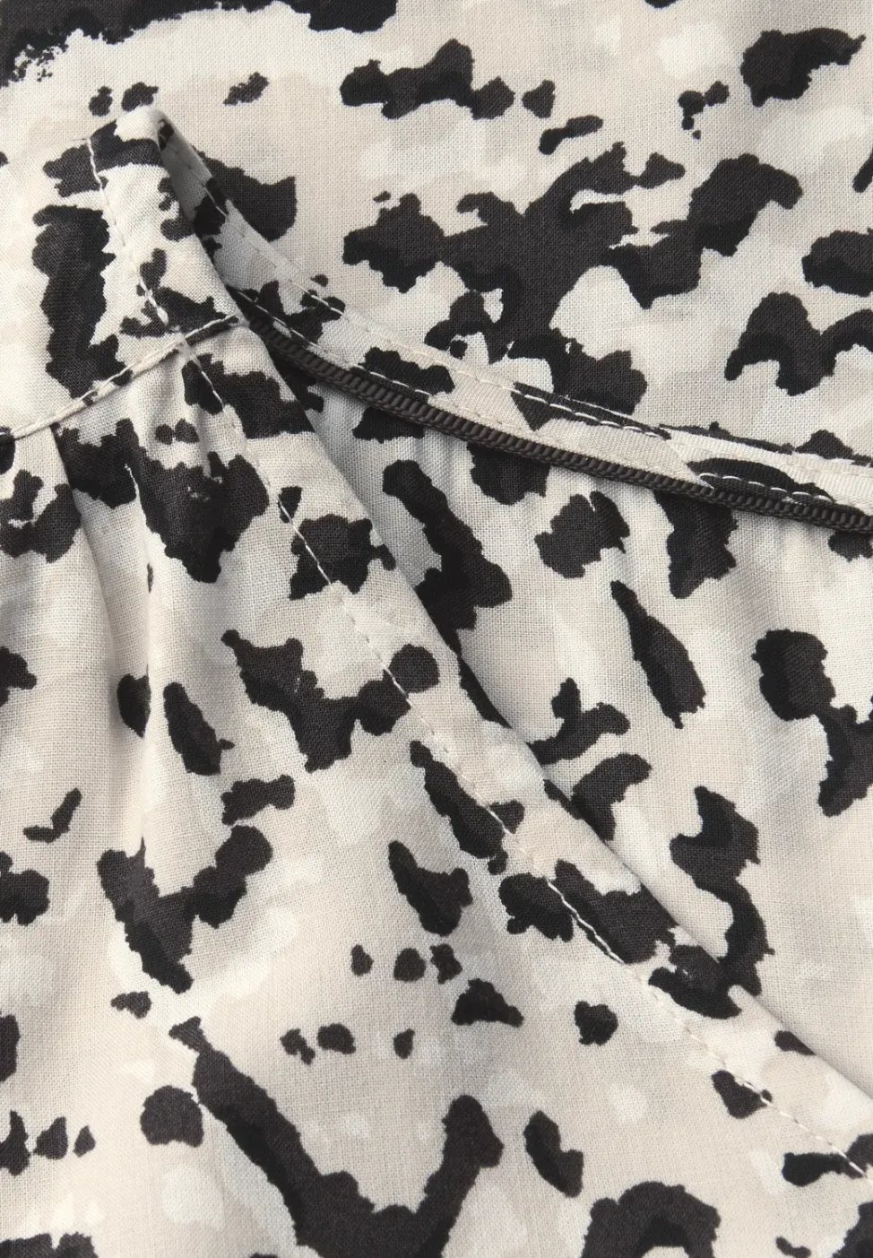 V-Neck Bluse mit Tape