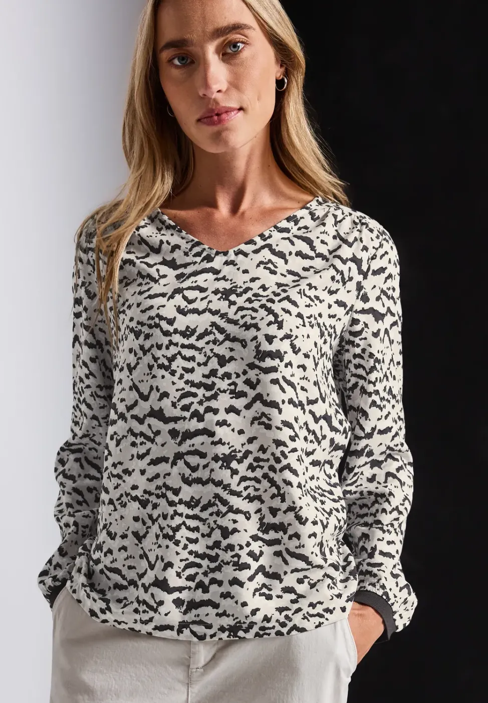 V-Neck Bluse mit Tape